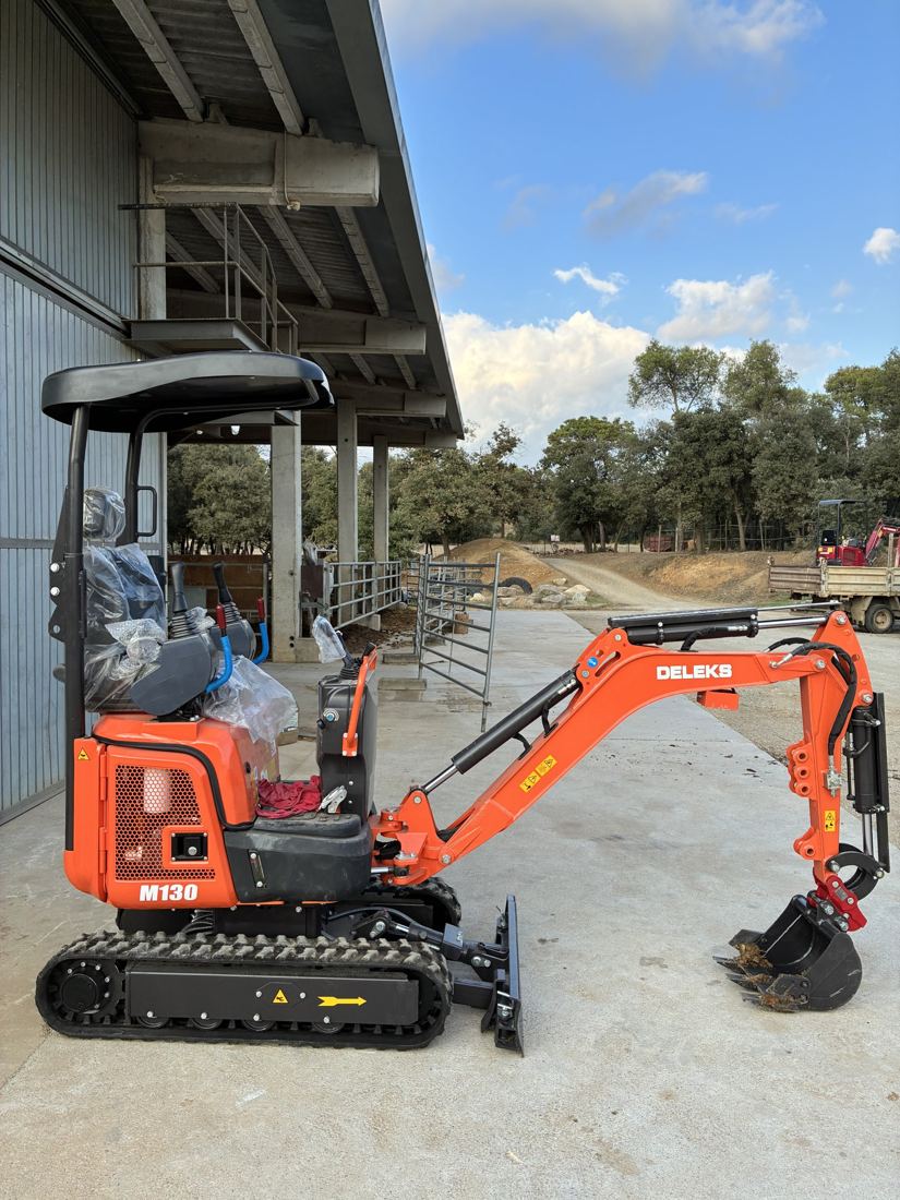 Miniexcavadora Deleks M130 de Bellma, de perfil