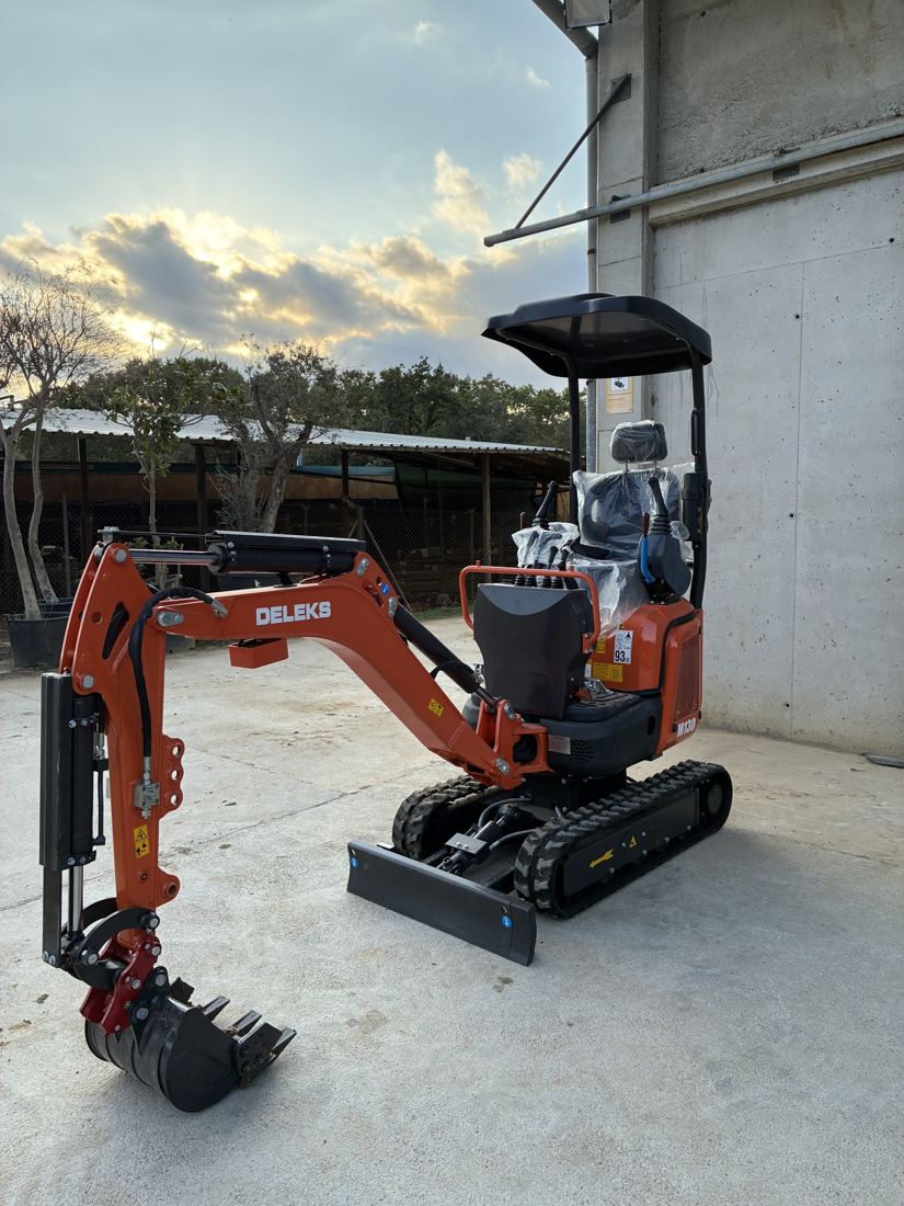Miniexcavadora Deleks M130 de Bellma, vista de tres cuartos con el cazo